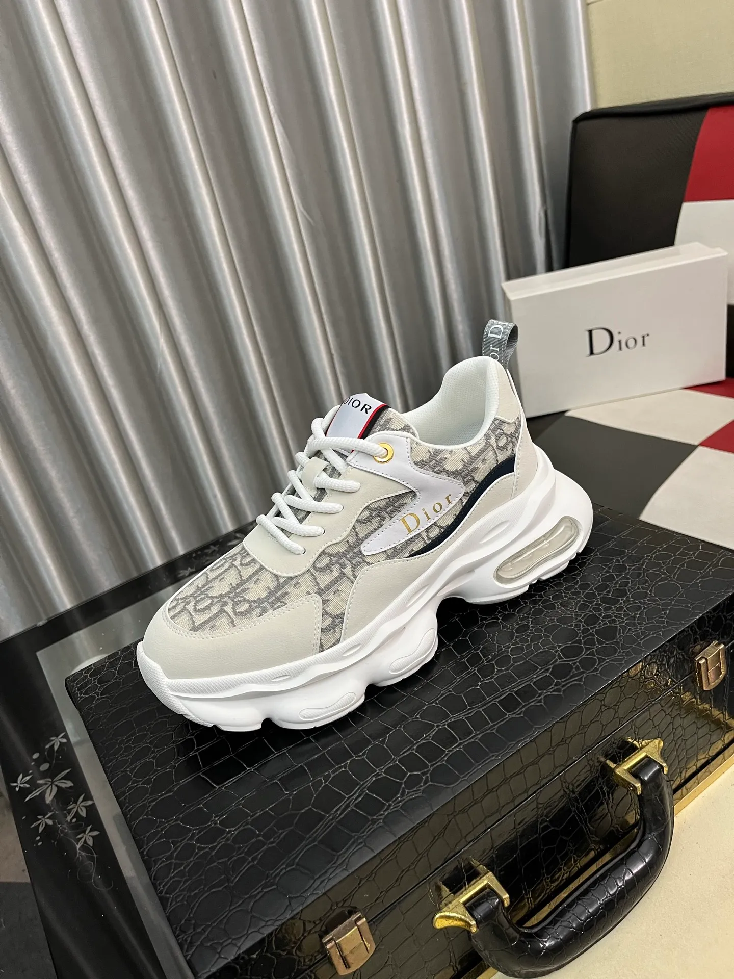Men's shoes💰438⌚️⌚️[Dior] Dior's new men's genuine leather casual shoes, the highest version on the market, any comparison is welcome🆚! The original leather has excellent texture and is super high-end! Fetal sheep net lining imported from Italy, removable pad! Luxurious materials and fine workmanship, highly recommended! Code number: 38-442️⃣Colors available